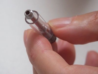 エミリミニプラスのアトマイザーを手に持っているところ