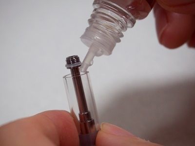 エミリミニプラスのアトマイザーにリキッドを入れている様子