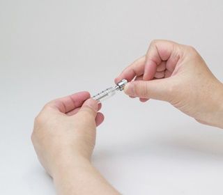 スムースビップのアトマイザーからコイルを取り外している様子