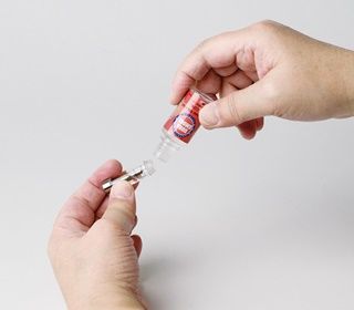 スムースビップのアトマイザーにリキッドを入れている様子