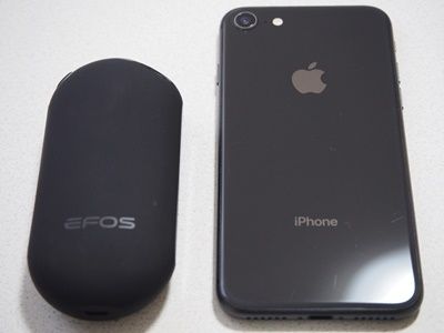 EFOS E1とiPhoneを並べてサイズを比較しているところ