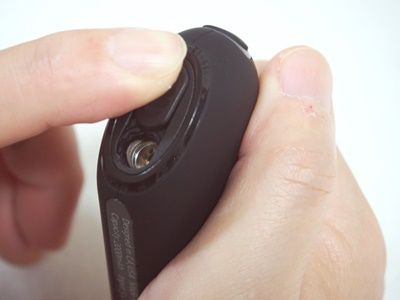 EFOS E1のフタをスライドしている様子