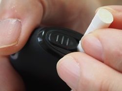 EFOS E1にヒートスティックをセットしているところ