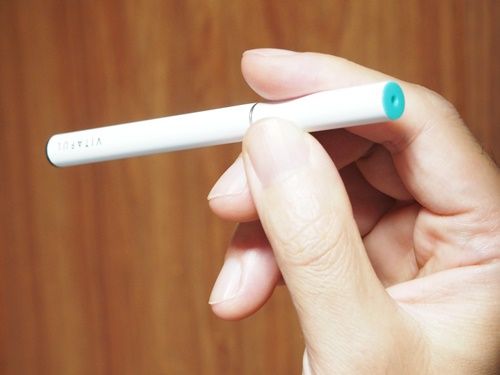 ビタフル充電式を手に持っているところ