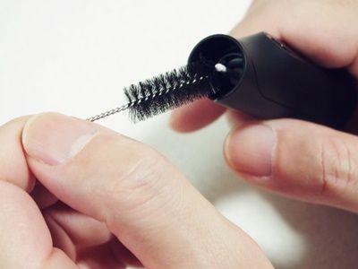 ブラシでアイスモークのブレード周りを掃除しているところ