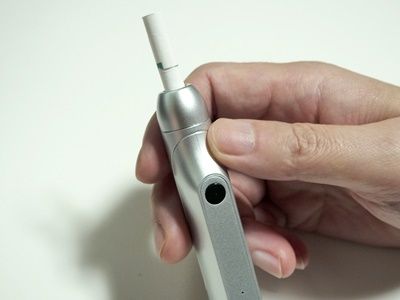 アイスモークを手に持っているところ